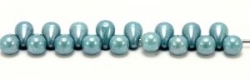 #22.03 - 20 Glastropfen 4x6mm chalk white blue luster